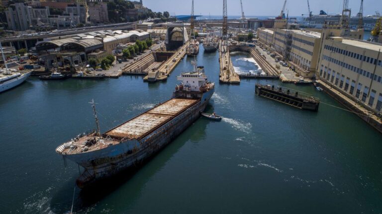 Avviate alla demolizione le due navi Sentinel e Theodoros, una storia lunga più di 15 anni