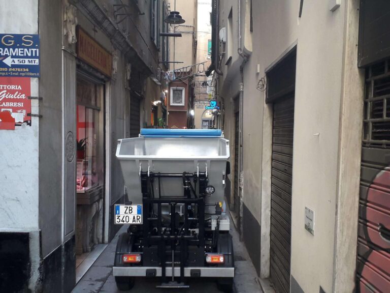 Amiu vara il primo mezzo elettrico per la raccolta nel centro storico di Genova