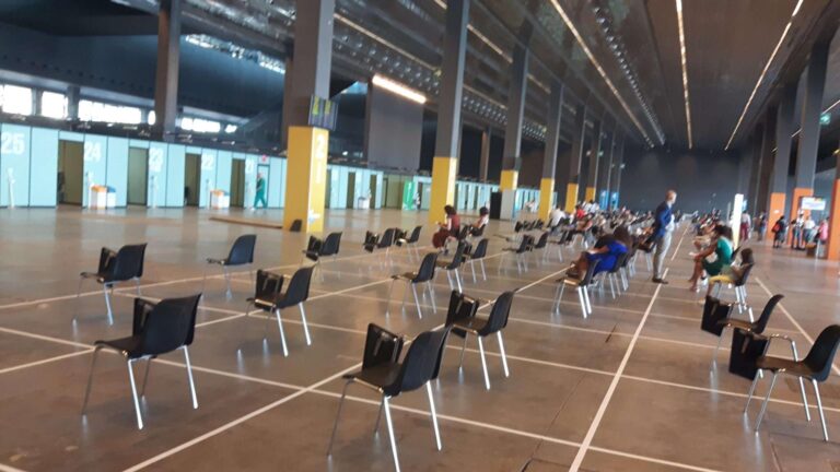 Vaccini, le prossime Open Night in Liguria. 2 mila prenotazioni 12-17 anni