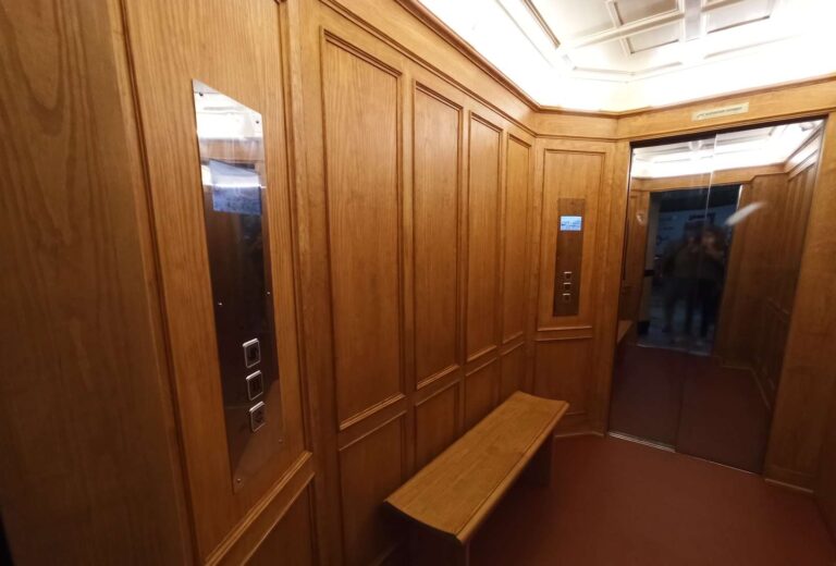 L’ascensore di Castelletto è tornato alle origini: le due cabine ora hanno l’aspetto del 1909