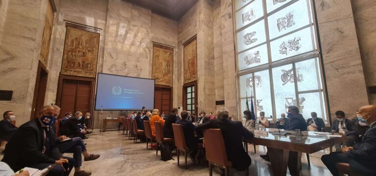 Ex Ilva, Giorgetti: «Ora piano industriale con il governo e cig per 13 settimane»