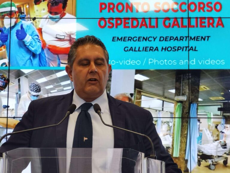 Toti: «Sì al green pass per locali pubblici e mezzi di trasporto»