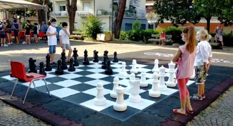 San Salvatore di Cogorno, la scacchiera di piazza Aldo Moro torna in funzione
