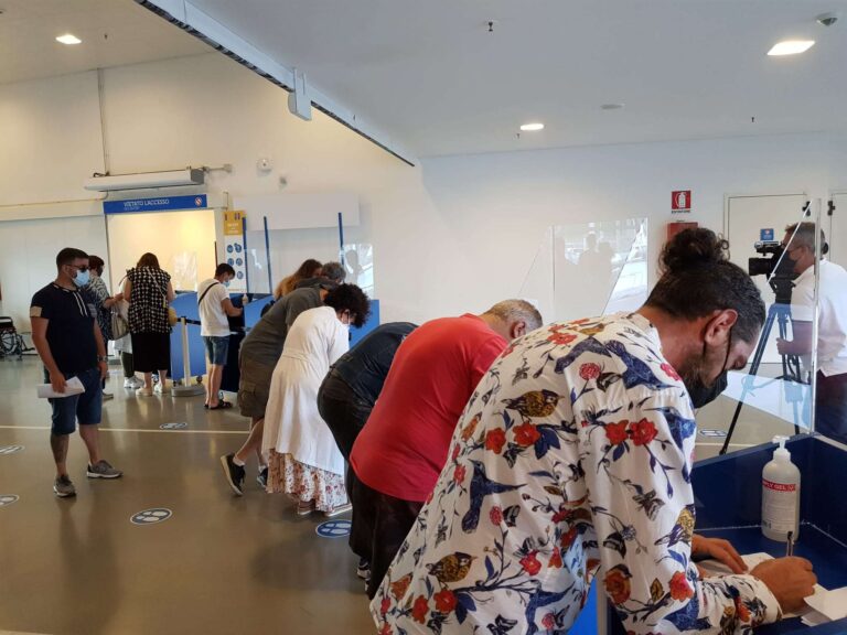 Vaccini, Toti: «Liguria pronta a somministrare insieme antinfluenzale e anti Covid»