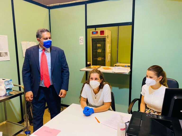 Covid, Toti: “Lockdown solo per chi non si vaccina”
