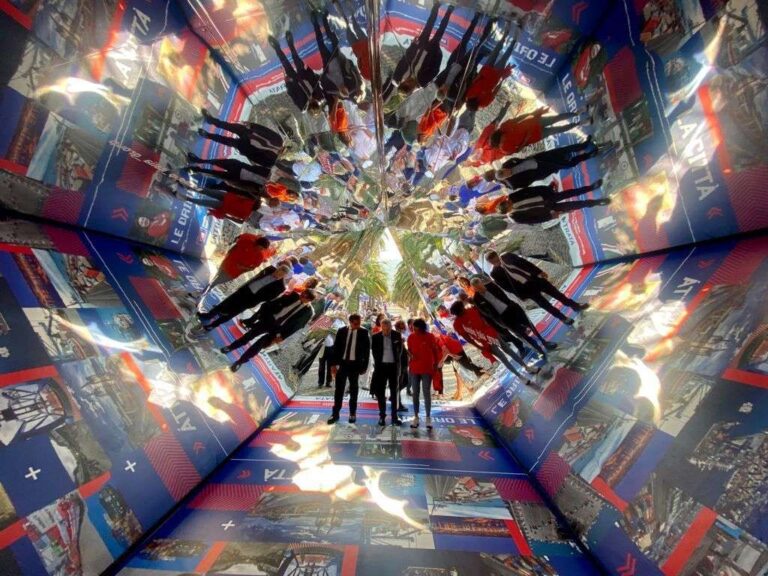 Un tunnel di specchi caleidoscopici per l’archivio storico del La Spezia Container Terminal