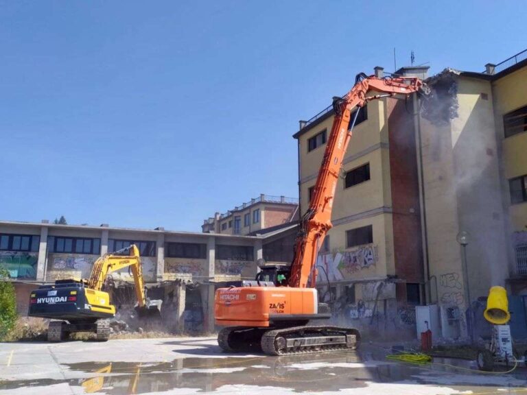 Sarzana, iniziata la demolizione della scuola Poggi