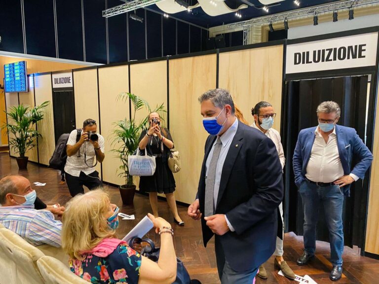 Vaccini, avviate le operazioni nel nuovo hub genovese al Teatro della Gioventù