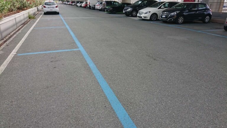 Albenga, parcheggi blu gratis per tutto il weekend in occasione del Black friday