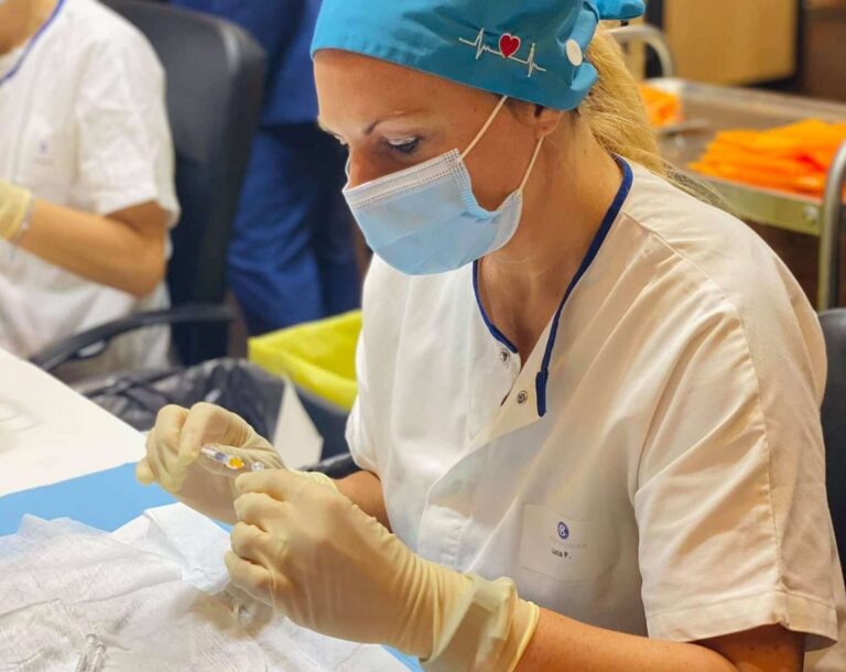 Vaccini, dal 30 dicembre al via le prenotazioni per la terza dose ai 16-17enni