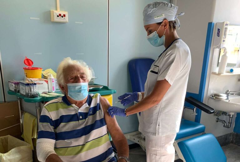 Covid: al via oggi in Liguria la somministrazione delle terze dosi di vaccino a immunocompromessi