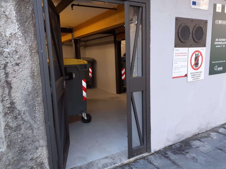 Genova, un nuovo ecopunto Amiu in piazza Cavour