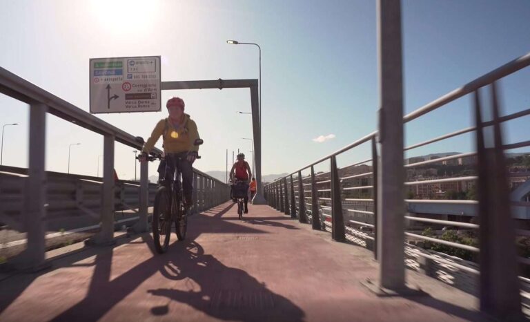 Mobilità in bici a Genova: un video e un manuale promuovono e riassumono i vantaggi
