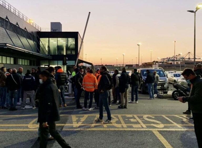 Obbligo green pass, a Genova presidio di manifestanti davanti a ponte Etiopia