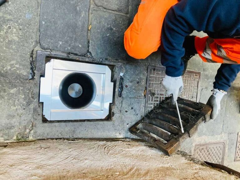 Genova, progetto Sfratto: installati i primi dispositivi nei tombini di vico Sauli