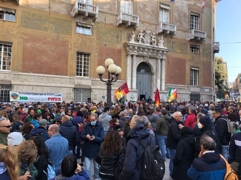Obbligo green pass, cresce la protesta a Genova: in 500 bloccano lungomare Canepa