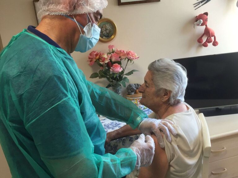 Covid, Gimbe: «Casi in calo, ma rischioso aspettare l’autunno per la quarta dose nei vulnerabili»