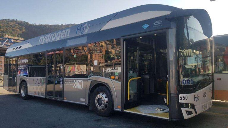 Amt sperimenta a Genova e nel Levante il primo bus a idrogeno