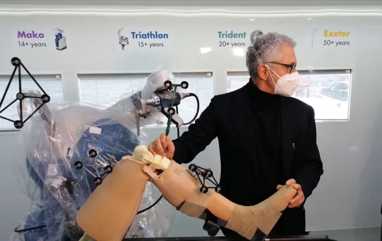 Galliera: è arrivato Mako, il robot che aiuta il chirurgo negli interventi al ginocchio e all’anca