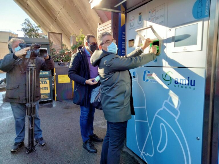 Recco, inaugurato l’eco-compattatore della plastica che premia con buoni sconto