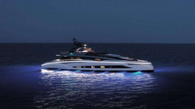 Sullo yacht Evo 120 di Tecnomar le vernici di Boero