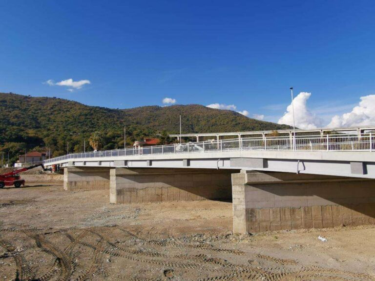 Andora, riaperto al traffico il nuovo ponte Europa Unita sul Merula