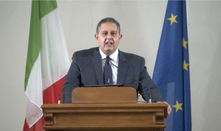 Tassa extraprofitti banche, Toti: «Per ridare a italiani 4 mld, bruciati in borsa 10 mld di risparmi»