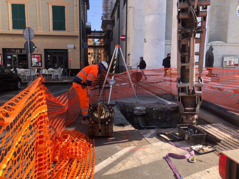 Chiavari: operatori al lavoro per pulire sedimenti alti 60 cm nei canali di piazza dell’Orto