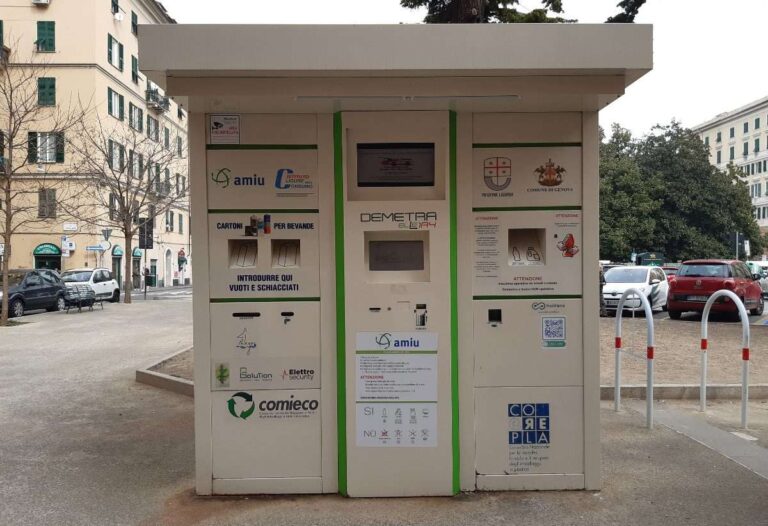 Genova, negli ecocompattatori Amiu si recupera anche il cartone