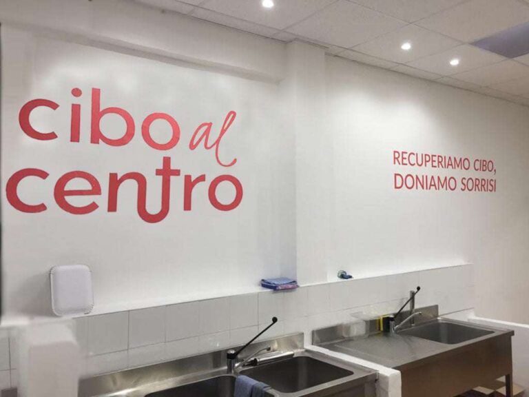 Cibo al Centro: a Genova apre il polo per il recupero delle eccedenze di cibi freschi