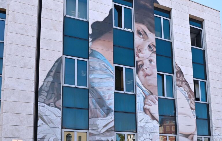 Primo murales del Gaslini Art Project: Un tenero abbraccio di Emile Munier