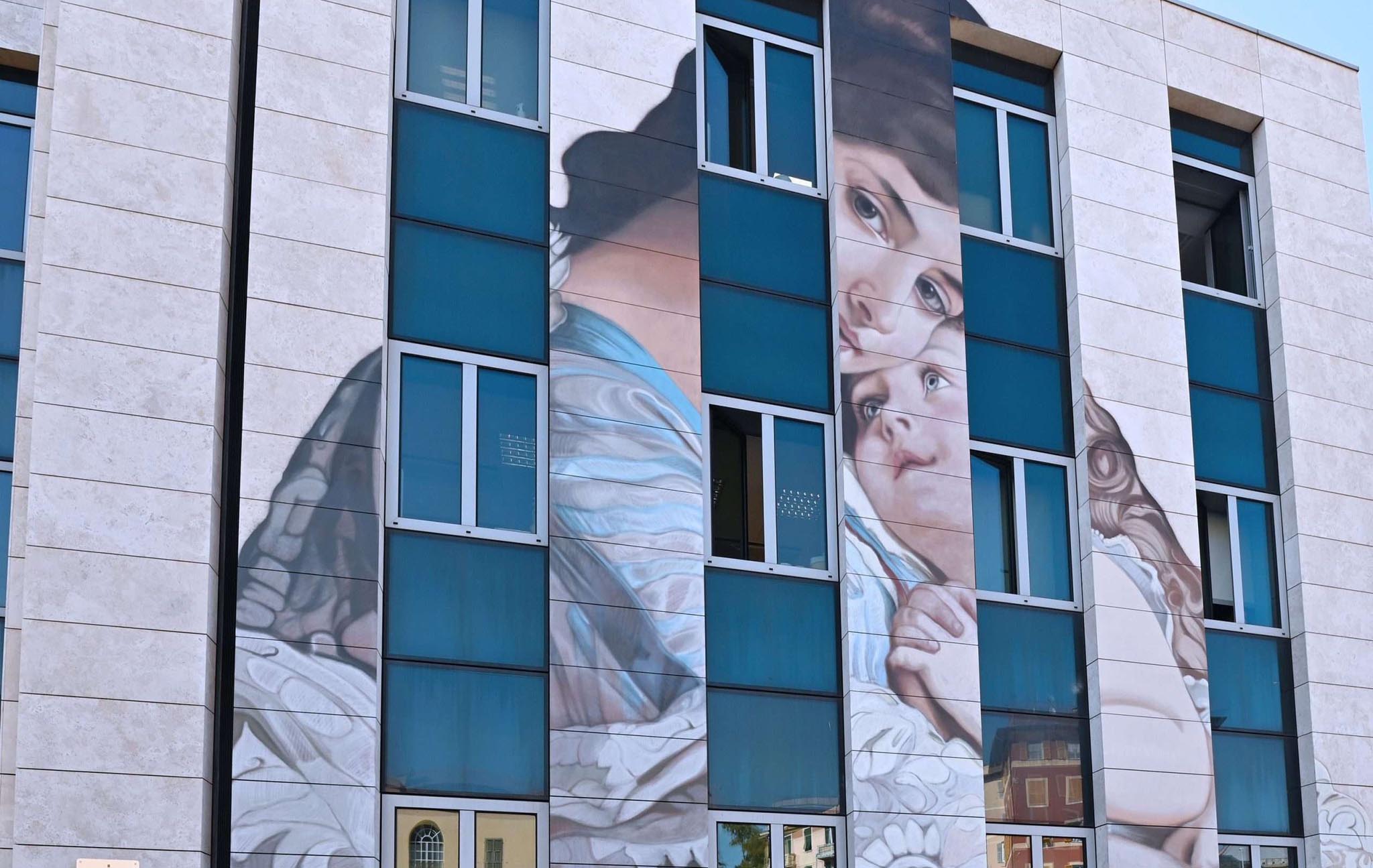 Primo murales del Gaslini Art Project: Un tenero abbraccio di Emile Munier