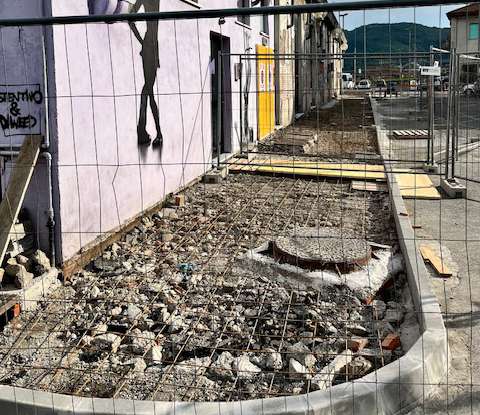 Sarzana: al via la riqualificazione dei marciapiedi di piazza Terzi Sarzana: al via la riqualificazione dei marciapiedi di piazza Terzi