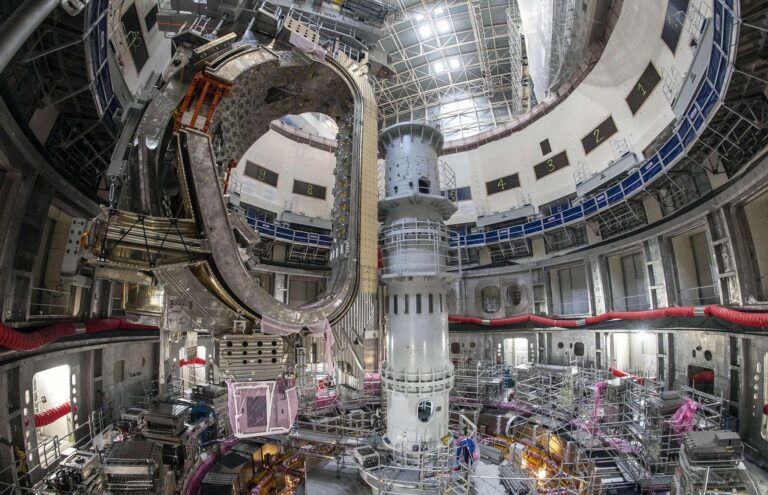 Iter, sollevato il primo componente per il reattore a fusione nucleare