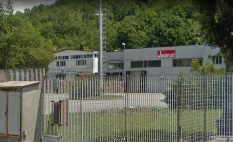 Chiusura Januaplast, prorogato lo sciopero dei lavoratori. Domani incontro in Comune