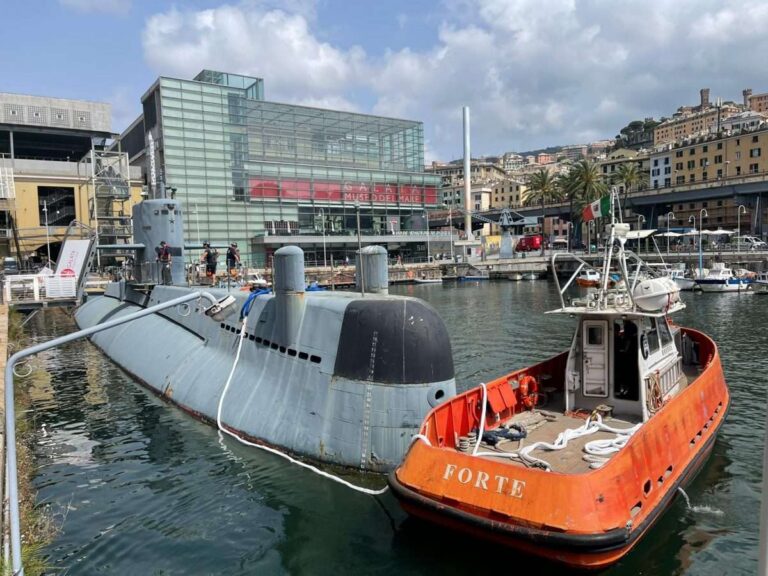 Il sommergibile Nazario Sauro parte per La Spezia, tornerà visitabile a Genova da metà luglio