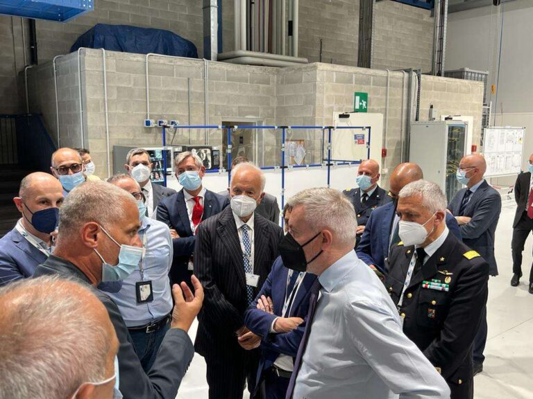 Piaggio, il ministro Guerini a Villanova. Fiom Cgil: “Grande attenzione rispetto a ipotesi vendita”