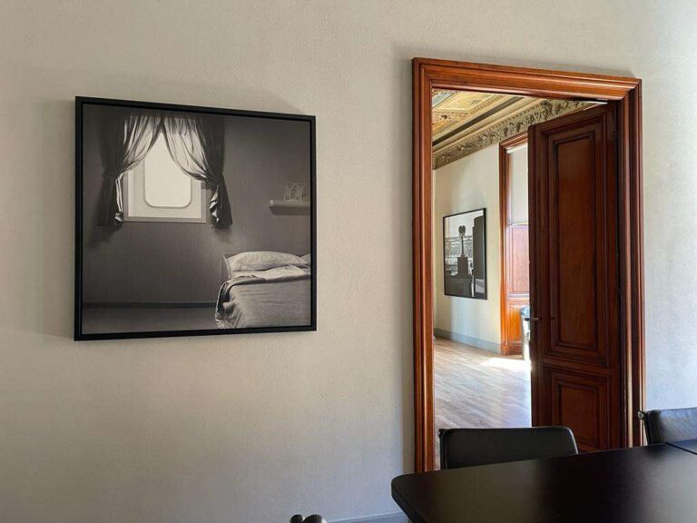 «Al di là dell’acqua»: LCA Studio Legale espone a Genova le fotografie di Camellini