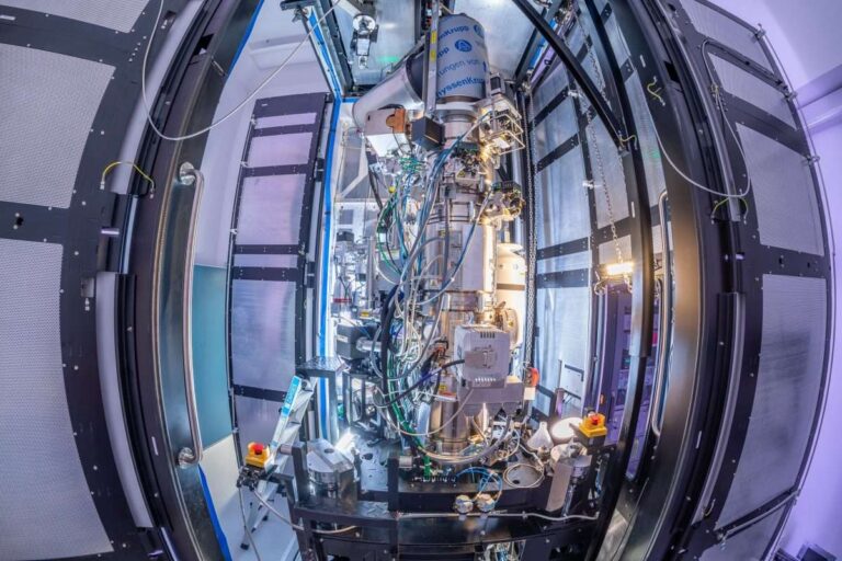 L’Iit inaugura il microscopio elettronico per osservare gli atomi: è il più sofisticato d’Italia