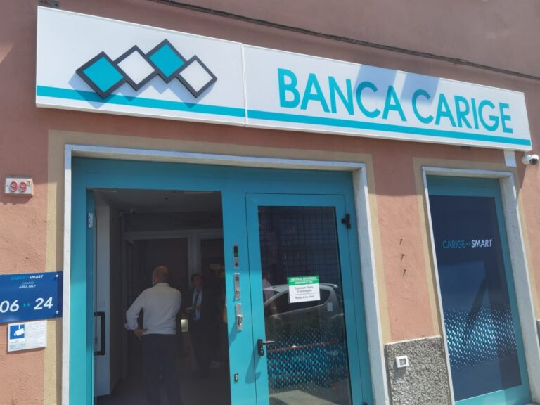 Carige, riapre in versione smart la filiale di via Merano a Sestri