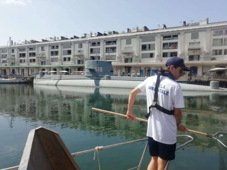 Genova, riparte la rimozione dei rifiuti galleggianti: nel 2021 superata la tonnellata di materiale