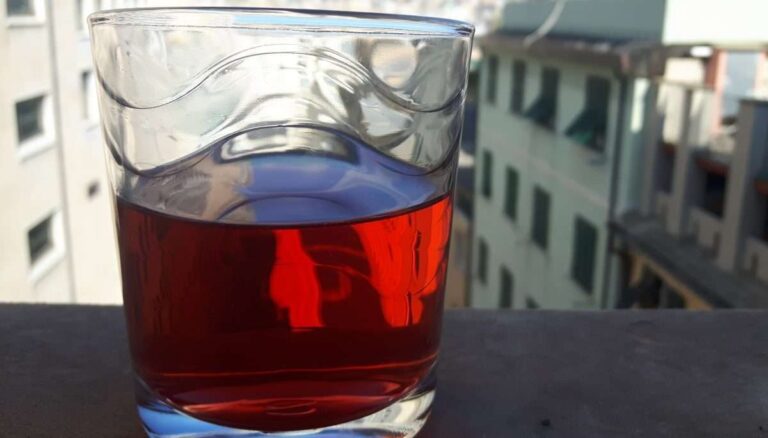 Bianco con l’amaro, combattere l’afa con uno storico aperitivo genovese
