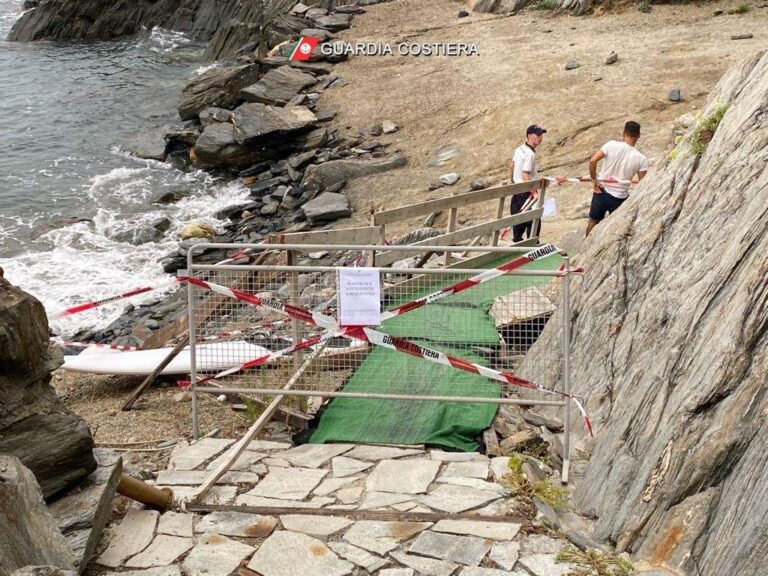 Arenzano, la Guardia costiera sequestra una spiaggia libera “trasformata” in attrezzata