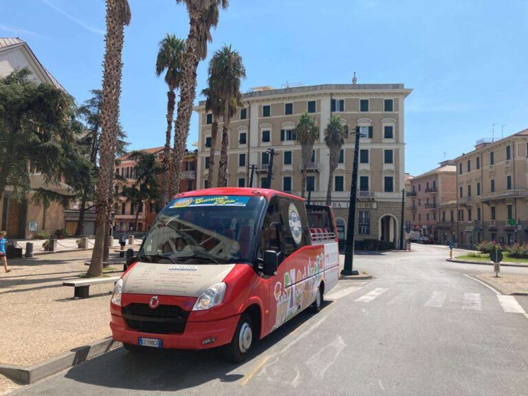 Un bus turistico scoperto per la linea 999 summer nights di Amt