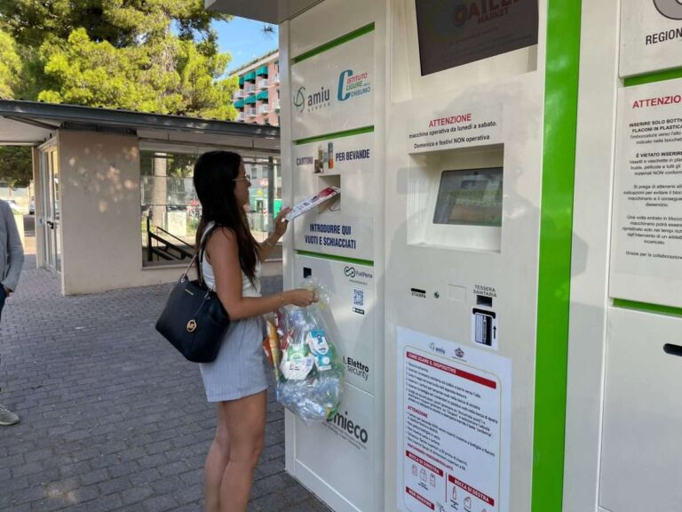 Raccolta differenziata, Amiu Genova installa un nuovo ecocompattatore ad Albaro