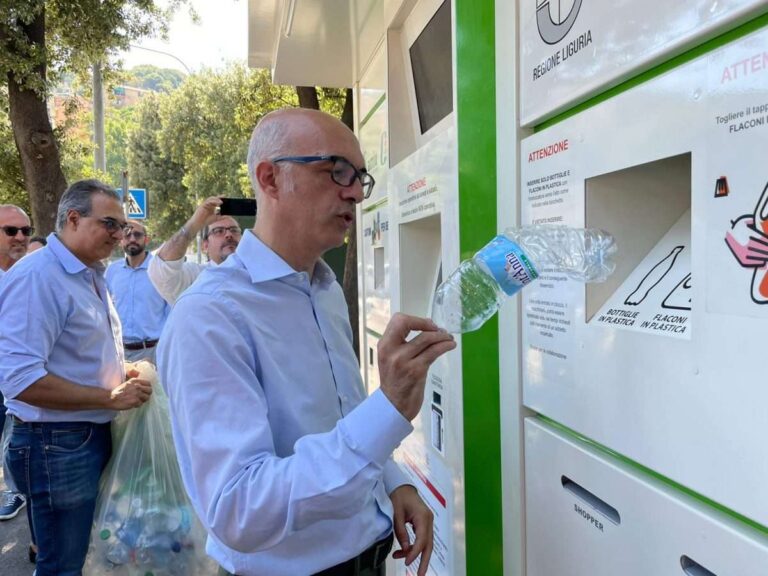 Riciclo, nuovo ecompattatore mangia plastica e cartone in val Bisagno