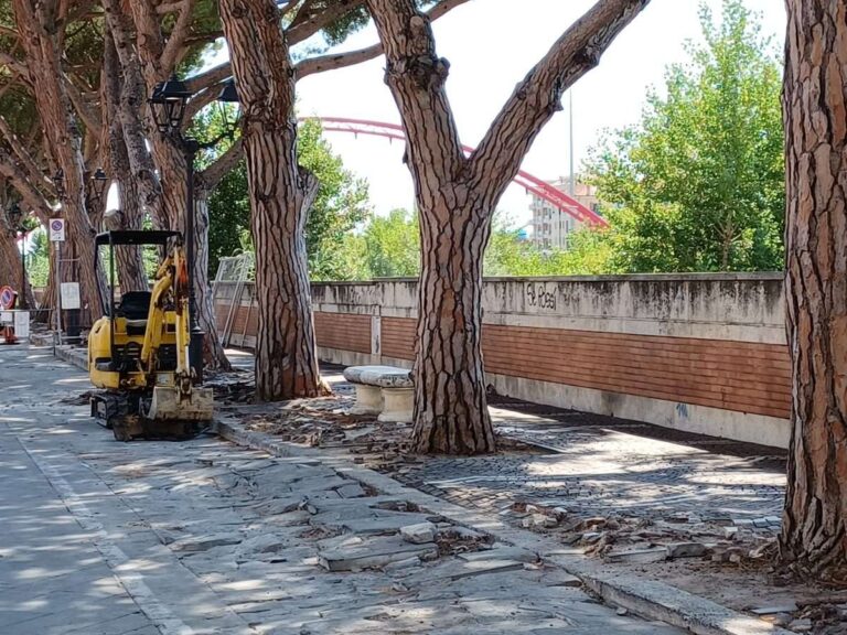 Albenga: iniziati i lavori di manutenzione del marciapiede di lungocenta Trento