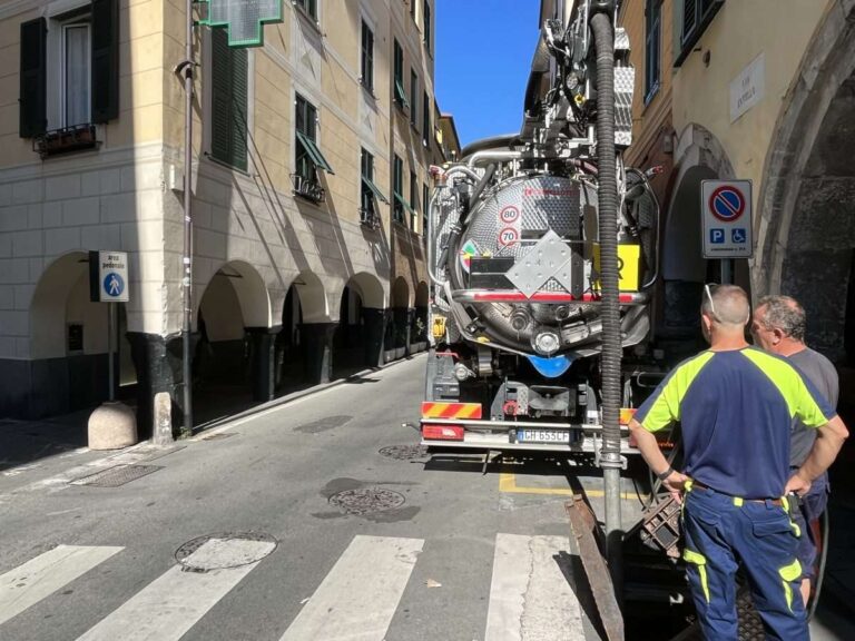 Chiavari: sicurezza dei canali delle acque, lavori in corso in via Entella