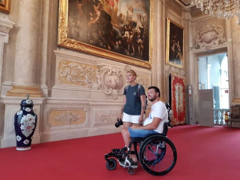 Myriam e Pierre Cabon di Wheeled world in visita a Genova