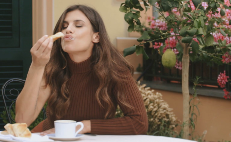 Turismo: terzo spot di promozione con Elisabetta Canalis all’insegna di trekking, musei e cibo